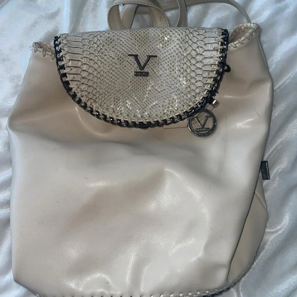 Elegant Cream Designer Handbag - Picture 3 of 3